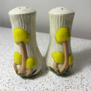 Set of vintage 70s Arnel’s mushroom salt & pepper shakers